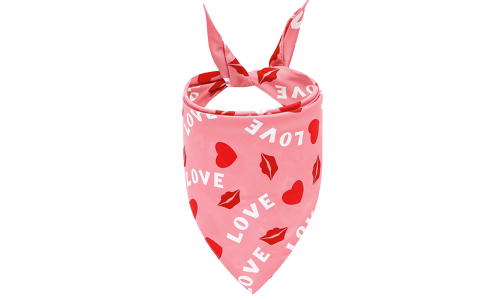 Rožinė šuns skarelė su užrašu 'LOVE', raudonomis širdelėmis, skalbiama rankomis ir tinkama sunu vardams.