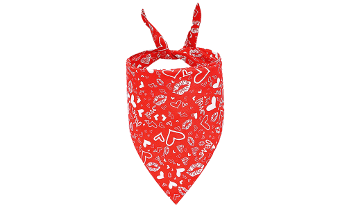 Raudona šuns bandana su baltomis širdelėmis ir bučiniais, puikiai tinka Valentino dienai, plaunama mašina ir rankomis.